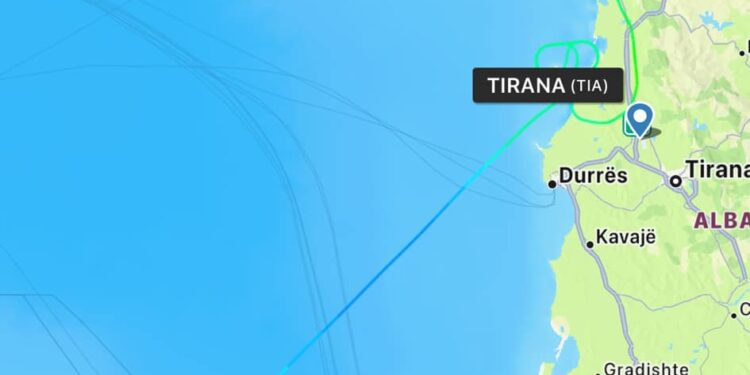 Stuhia shkakton probleme me linjat ajrore, disa avionë ulen në aeroportet fqinje