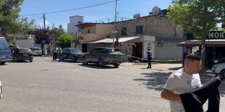 Sherr te zyra e PSD në Tiranë, policia thotë se u gjetën fishekë