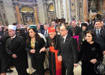 Presidentët Begaj dhe Osmani, kryejnë homazhe për Papën në Vatikan të shoqëruar nga Kardinali Ernest Troshani dhe krerët e besimeve fetare në Shqipëri