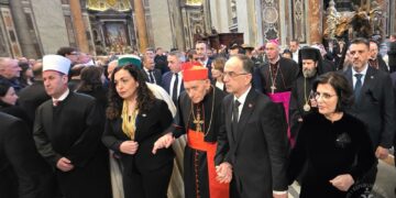 Presidentët Begaj dhe Osmani, kryejnë homazhe për Papën në Vatikan të shoqëruar nga Kardinali Ernest Troshani dhe krerët e besimeve fetare në Shqipëri