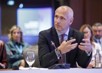 Dinjiteti në punë në kohën e ALGORITMIT