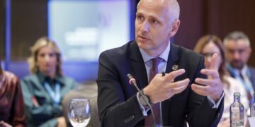 Dinjiteti në punë në kohën e ALGORITMIT