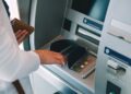 Në Shqipëri numërohen 1011 bankomatë, surprizë qytetet ku lëviz më shumë para CASH krahas Tiranës