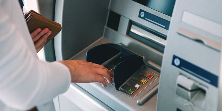 Në Shqipëri numërohen 1011 bankomatë, surprizë qytetet ku lëviz më shumë para CASH krahas Tiranës