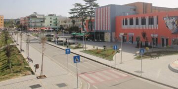 “Jeni të mbikualifikuar”/ Spektakël në Patos, bashkia skualifikon 10 oferta dhe shpall fitues PE-VLA-KU me 97% të fondit limit