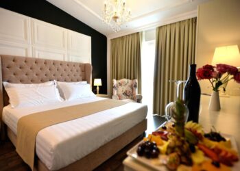 TENDERI/ Shteti shqiptar vë në dispozicion 44 mijë euro për akomodimin e dy menaxherëve turq, kërkohet jastëk me pupla