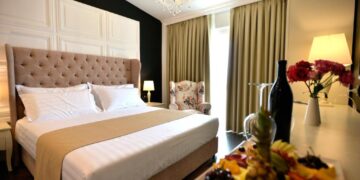 TENDERI/ Shteti shqiptar vë në dispozicion 44 mijë euro për akomodimin e dy menaxherëve turq, kërkohet jastëk me pupla