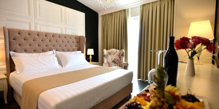 TENDERI/ Shteti shqiptar vë në dispozicion 44 mijë euro për akomodimin e dy menaxherëve turq, kërkohet jastëk me pupla