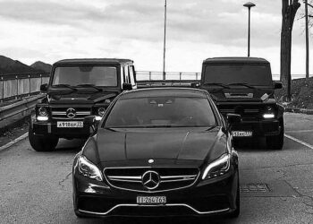 Mercedes Benz humb fronin, cila është marka e makinave më e përdorur tani në Shqipëri