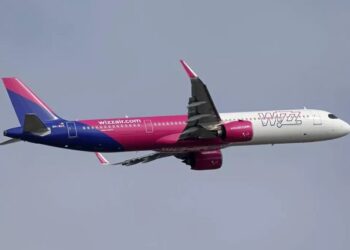 Si u mbajtën “peng” për 90 minuta udhëtarët e Wizz Air nga Londra në Tiranë