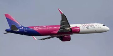 Si u mbajtën “peng” për 90 minuta udhëtarët e Wizz Air nga Londra në Tiranë