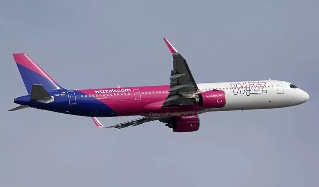 Si u mbajtën “peng” për 90 minuta udhëtarët e Wizz Air nga Londra në Tiranë
