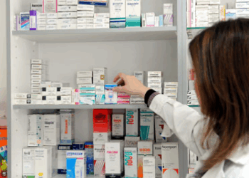 “Ndryshimi si nata me ditën”, shqiptarët po i blejnë ilaçet jashtë shtetit. Ku çalon sistemi farmaceutik në vendin tonë?