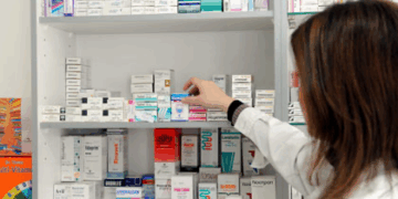 “Ndryshimi si nata me ditën”, shqiptarët po i blejnë ilaçet jashtë shtetit. Ku çalon sistemi farmaceutik në vendin tonë?