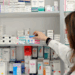 “Ndryshimi si nata me ditën”, shqiptarët po i blejnë ilaçet jashtë shtetit. Ku çalon sistemi farmaceutik në vendin tonë?