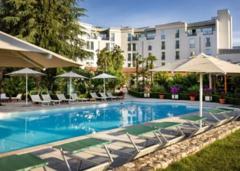 Si të gjeni hotele me çmime të lira për pushime në Shqipëri, Greqi, Itali, Kroaci, Mal të Zi dhe Turqi