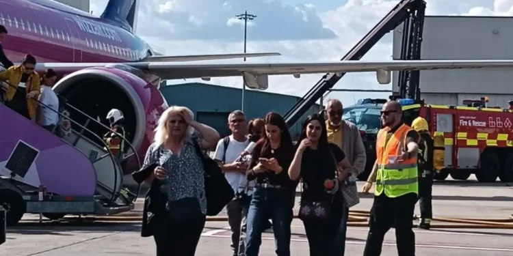 Problem teknik! Avioni i Wizz Air nga Luton në Tiranë frenon papritur teksa po ngrihej, bëhet lajm në BBC