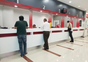 Rritja e komisioneve jep efekt, shqiptarët po i largohen sporteleve në banka dhe i drejtohen aplikacioneve dhe bankomateve