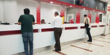 Rritja e komisioneve jep efekt, shqiptarët po i largohen sporteleve në banka dhe i drejtohen aplikacioneve dhe bankomateve