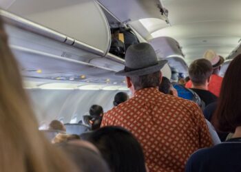 Vjen “ilaçi” për të paduruarit: Turqia gjobit pasagjerët që ngrihen nga sedilja para se avioni të ndalojë plotësisht