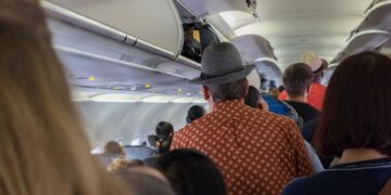 Vjen “ilaçi” për të paduruarit: Turqia gjobit pasagjerët që ngrihen nga sedilja para se avioni të ndalojë plotësisht