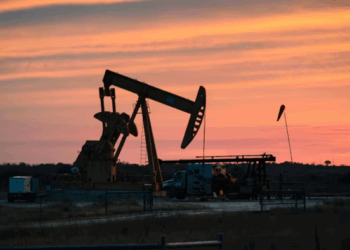 Rënia e çmimit trondit industrinë e nxjerrjes së naftës në SHBA