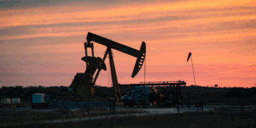 Rënia e çmimit trondit industrinë e nxjerrjes së naftës në SHBA
