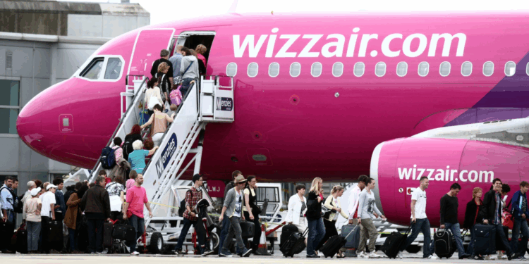 Avion me probleme teknike, Wizz Air mban “peng” 30 orë pasagjerët: Ju jeni prioriteti ynë