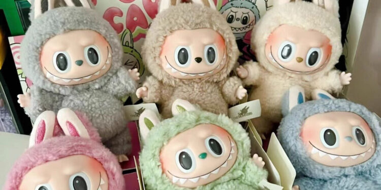 Furia “Labubu”, kukulla që ka pushtuar rrjetet dhe dyqanet çfarë përfaqëson dhe pse kaq shumë zhurmë?