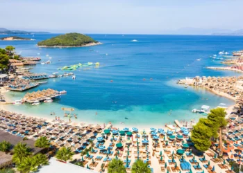 Një bukuri Mesdhetare me çmime (ende) të arsyeshme, media e njohur u sugjeron bregdetin shqiptar britanikëve