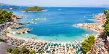 Një bukuri Mesdhetare me çmime (ende) të arsyeshme, media e njohur u sugjeron bregdetin shqiptar britanikëve