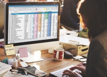 PARADOKSI/ Popullsia bie, shpenzimet për digjitalizimin kapin majat, por ZGJEROHET administrata