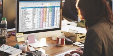 PARADOKSI/ Popullsia bie, shpenzimet për digjitalizimin kapin majat, por ZGJEROHET administrata