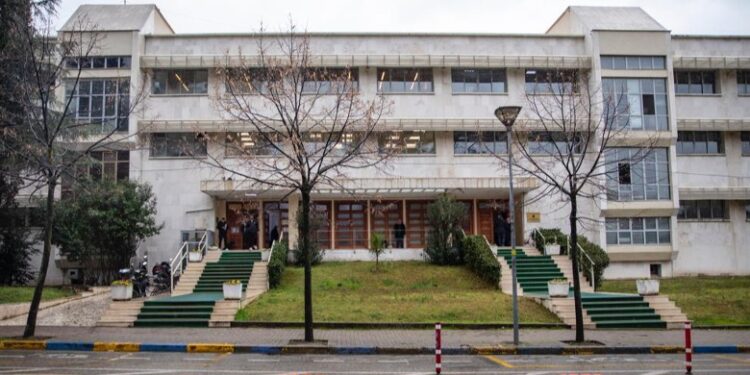 Përplasje “elefantësh” për 5 milionë euro tenderë te AKSHI pasi Gerond Meçe i çon të gjithë “në gjyq”, rivaliteti me Ermal Beqirin