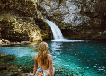 Shqipëria, destinacioni i ri për udhëtarët vetëm: Rritet numri i “turistëve solo”, cilat janë vendet për t’u vizituar?