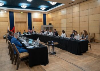 Ekspertë ndërkombëtarë diskutojnë rreziqet e inteligjencës artificiale në sigurinë globale dhe ndikimin në demokracitë perëndimore