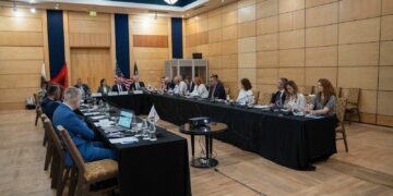 Ekspertë ndërkombëtarë diskutojnë rreziqet e inteligjencës artificiale në sigurinë globale dhe ndikimin në demokracitë perëndimore