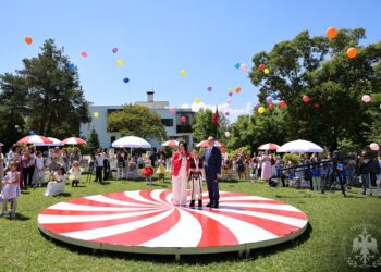 “Kam në zemër shqiptarinë”, Presidenti Begaj dhe Zonja e Parë festojnë 1 Qershorin me fëmijë nga të gjitha trevat shqiptare