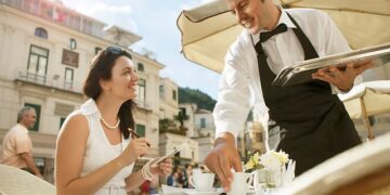 Pagat referencë në sektorin e turizmit, bizneset përballë presionit të punëmarrësve dhe shtetit si rregullator