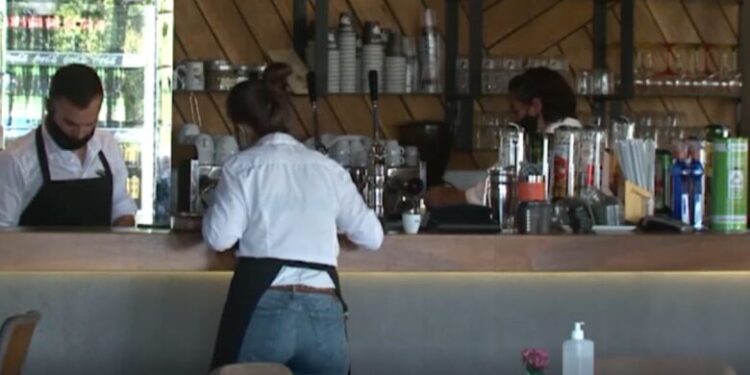 Në Tiranë nuk gjen më kamarierë, i mori jugu