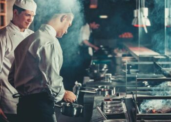 Tatimet nxjerrin LISTËN e pagave referencë për kuzhinierët, kamarierët, menaxherët, etj: Kontroll bizneseve që i deklarojnë më pak