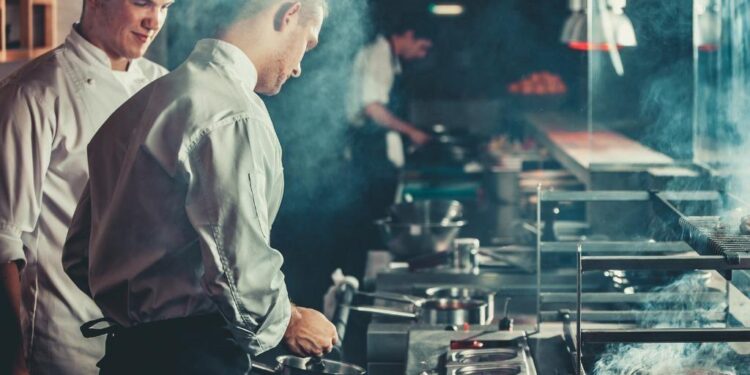 Tatimet nxjerrin LISTËN e pagave referencë për kuzhinierët, kamarierët, menaxherët, etj: Kontroll bizneseve që i deklarojnë më pak