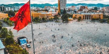 Rritja e pagave në shtet “shpëton ekonominë”, frenohet ndërtimi por rritet shitblerja e pasurive të paluajtshme