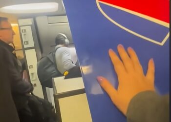 Pse çdo ditë më shumë njerëz po prekin trupin e avionit teksa hipin në bord?