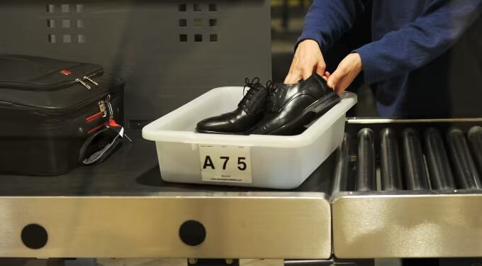 Ndryshon pas 20 vitesh rregulli i heqjes së këpucëve para fluturimeve në SHBA