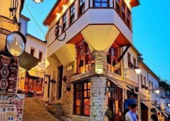 Gjirokastra, qyteti që pret turistin si Krishtin, dhe e trajton si sheik