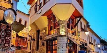 Gjirokastra, qyteti që pret turistin si Krishtin, dhe e trajton si sheik