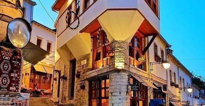 Gjirokastra, qyteti që pret turistin si Krishtin, dhe e trajton si sheik