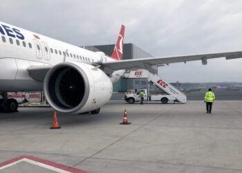 Avioni i “Turkish Airlines” bën ulje emergjente në Brindisi pas një krize epileptike të një 17-vjeçari, por autoritetet zbulojnë se ai ishte shpallur i zhdukur prej vitesh në Itali