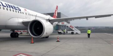 Avioni i “Turkish Airlines” bën ulje emergjente në Brindisi pas një krize epileptike të një 17-vjeçari, por autoritetet zbulojnë se ai ishte shpallur i zhdukur prej vitesh në Itali